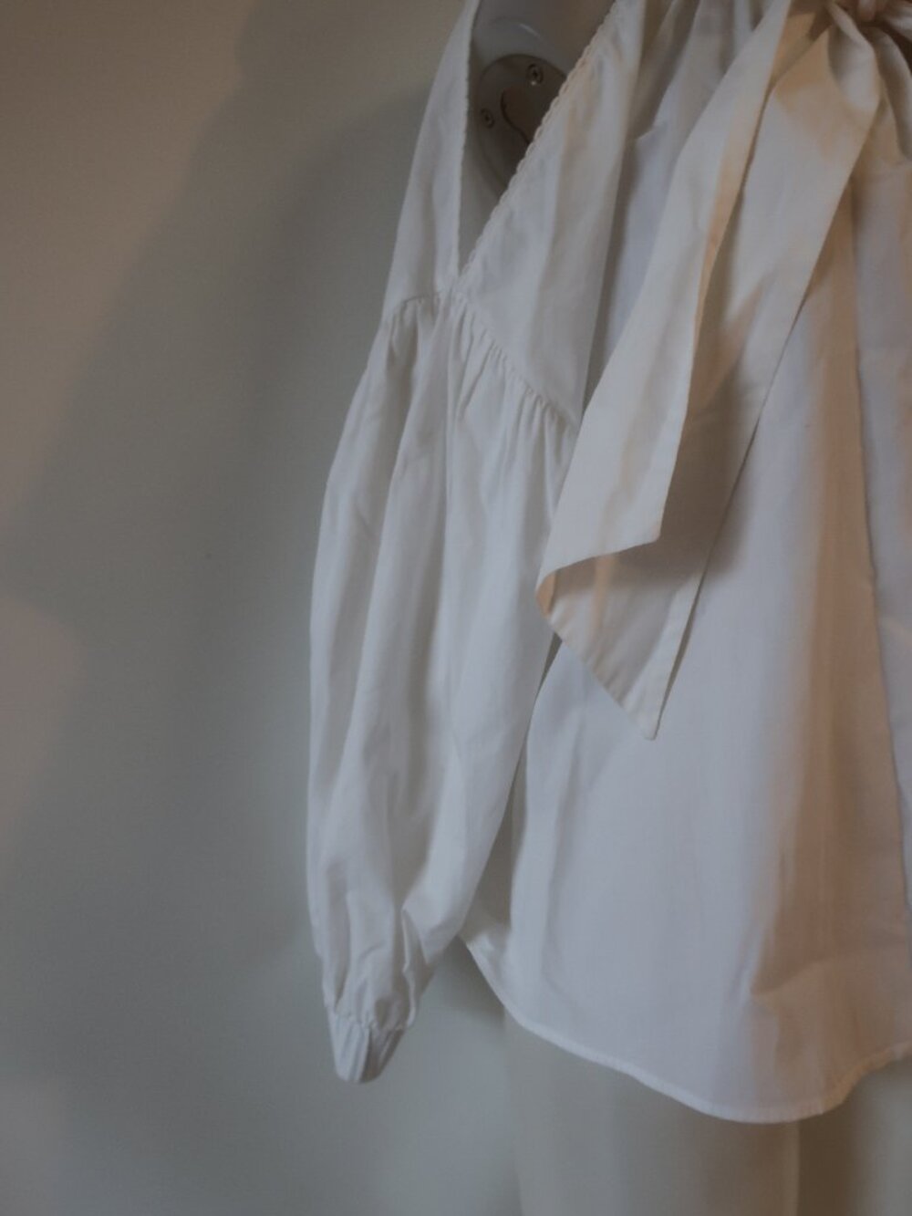 Womens Mother of Pearl No Frills White (Item-54) Cold Shoulder Tie Neck Top M - Picture 7 of 13